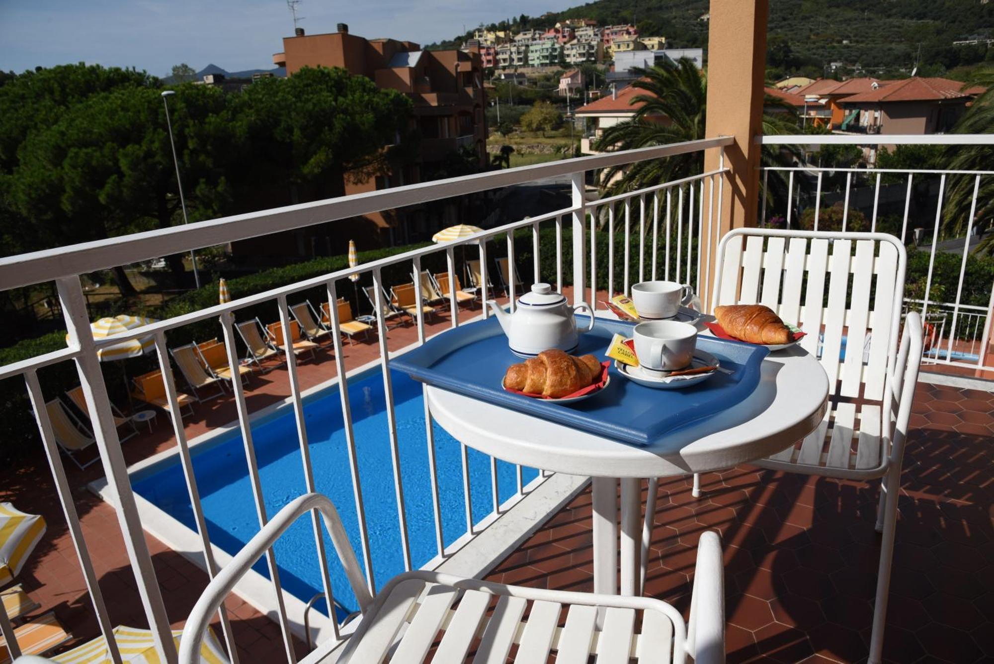 Residence Orchidea Pietra Ligure Habitación foto